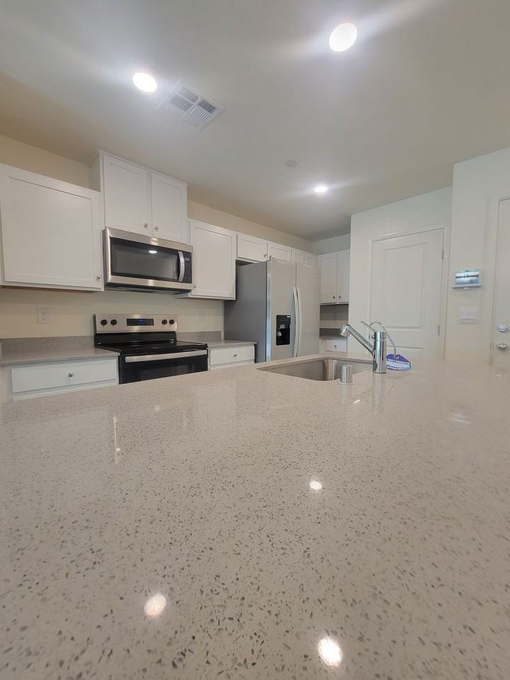 9931 Apricot Hills St - Photo 4 of 17