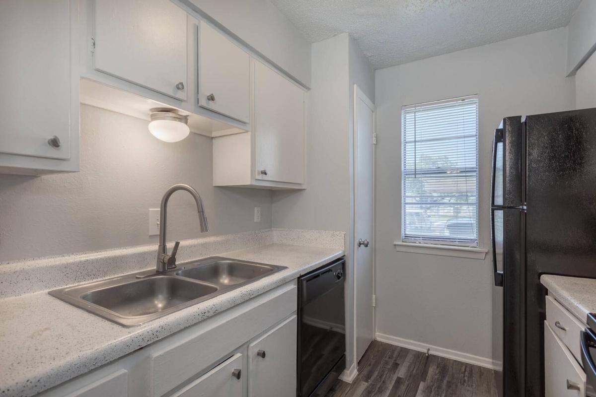 805 Central Dr - Photo 4 of 24