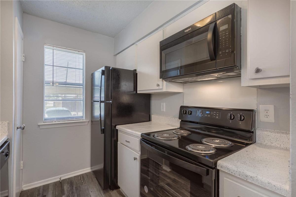 805 Central Dr - Photo 2 of 24