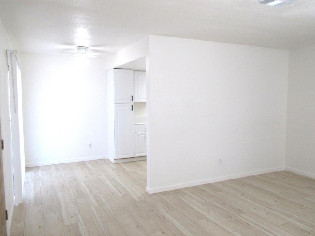 637 S Jordan Ave - Photo 3 of 10