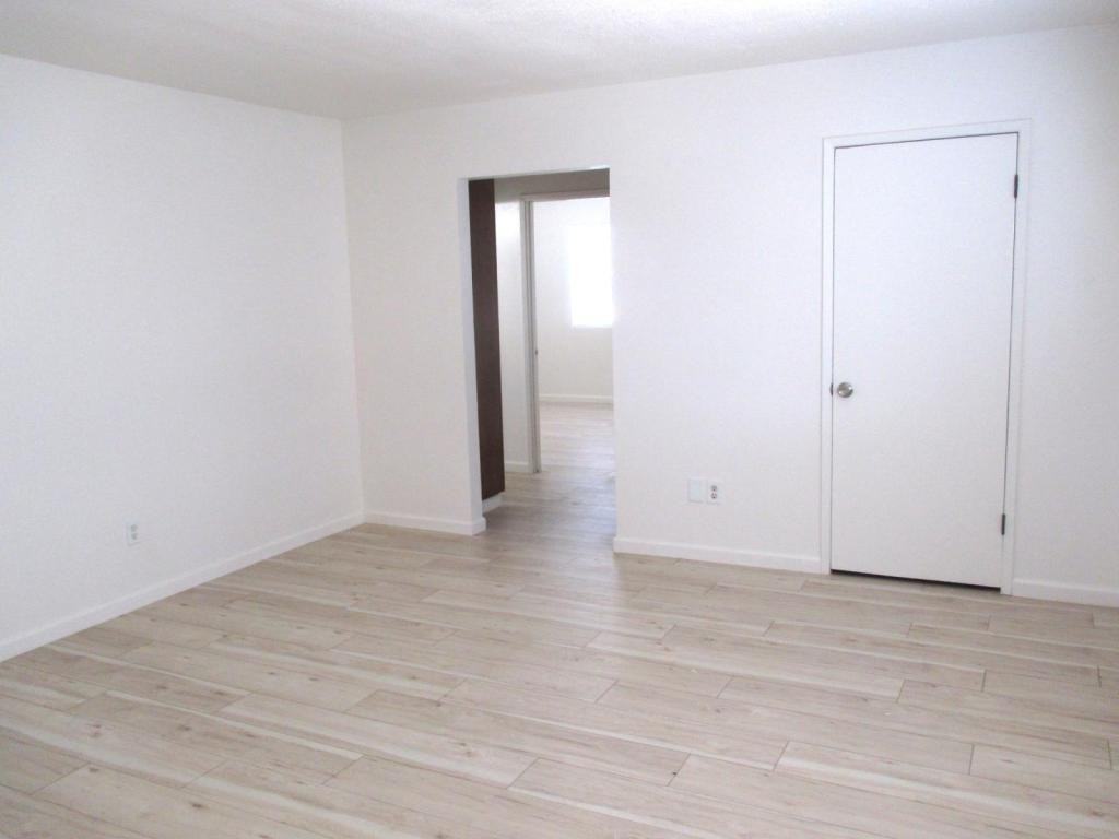 637 S Jordan Ave - Photo 4 of 10