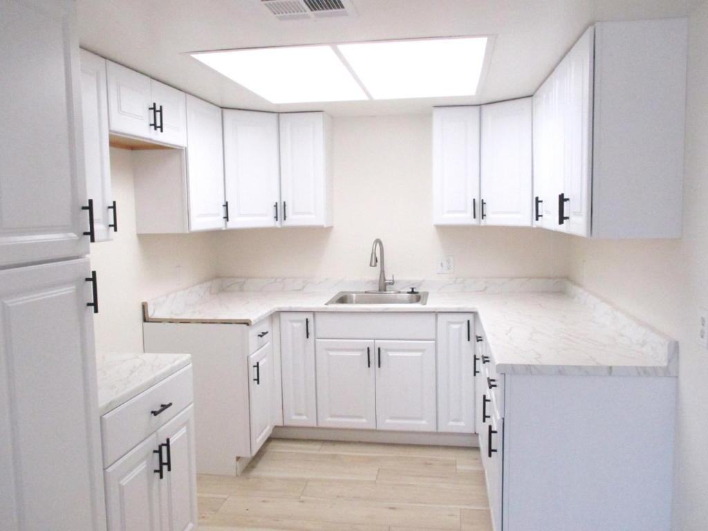 637 S Jordan Ave - Photo 5 of 10