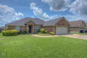 featured image of 3910 Le Brooke Ln