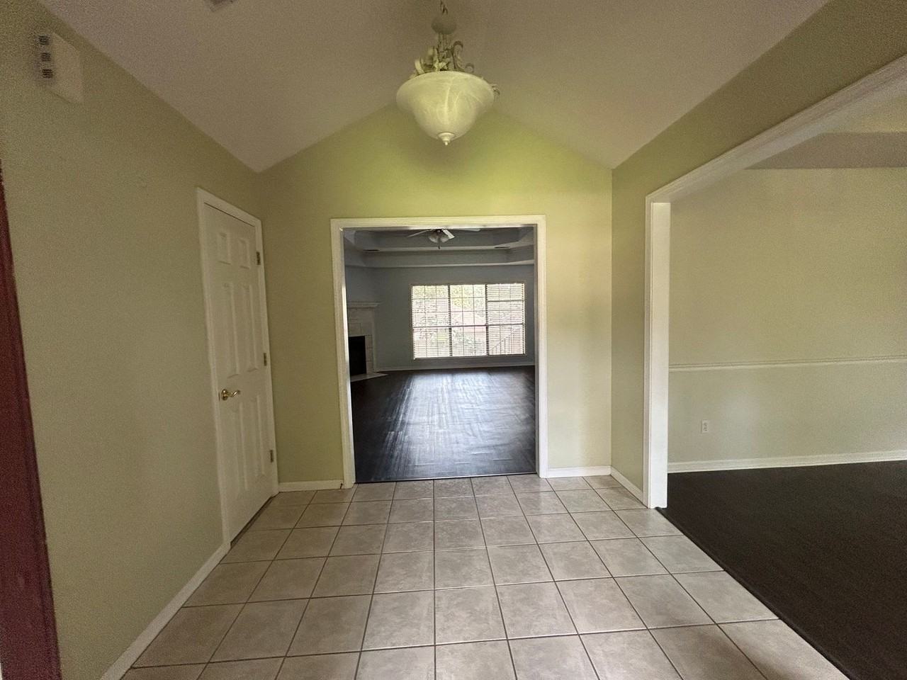 4073 Willow Glen Cir - Photo 2 of 20