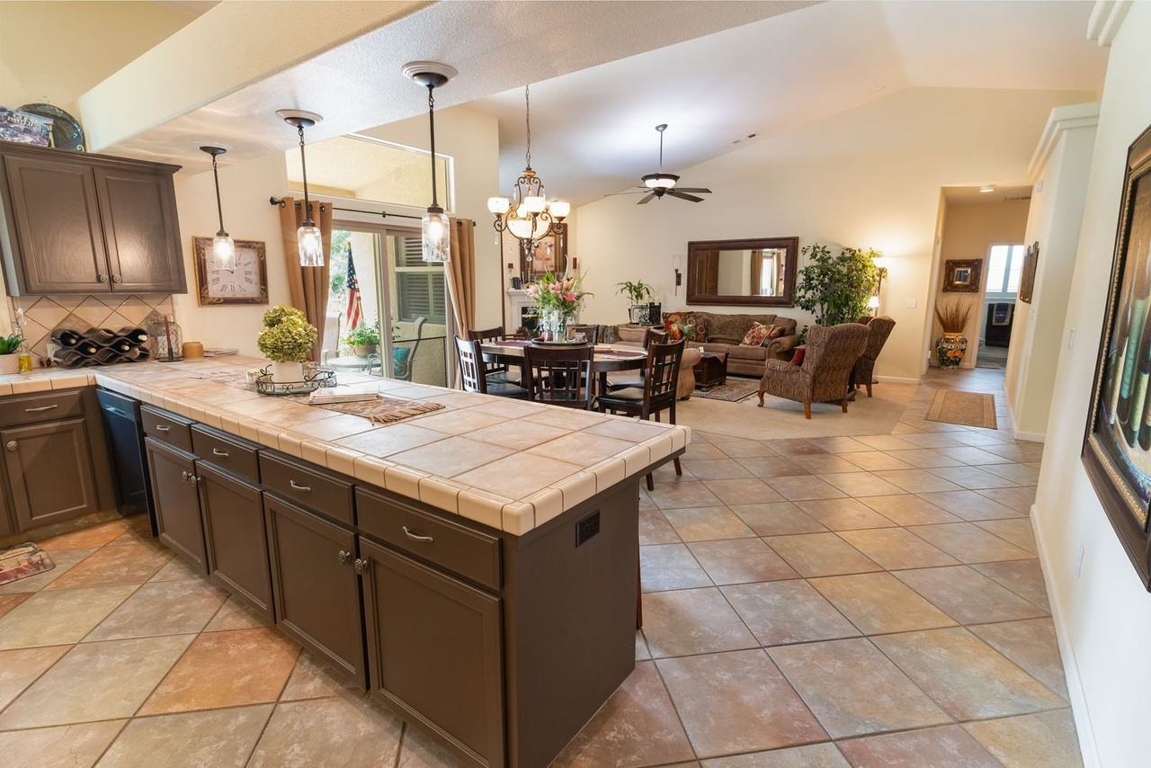 3211 W Delaware Ct - Photo 6 of 17