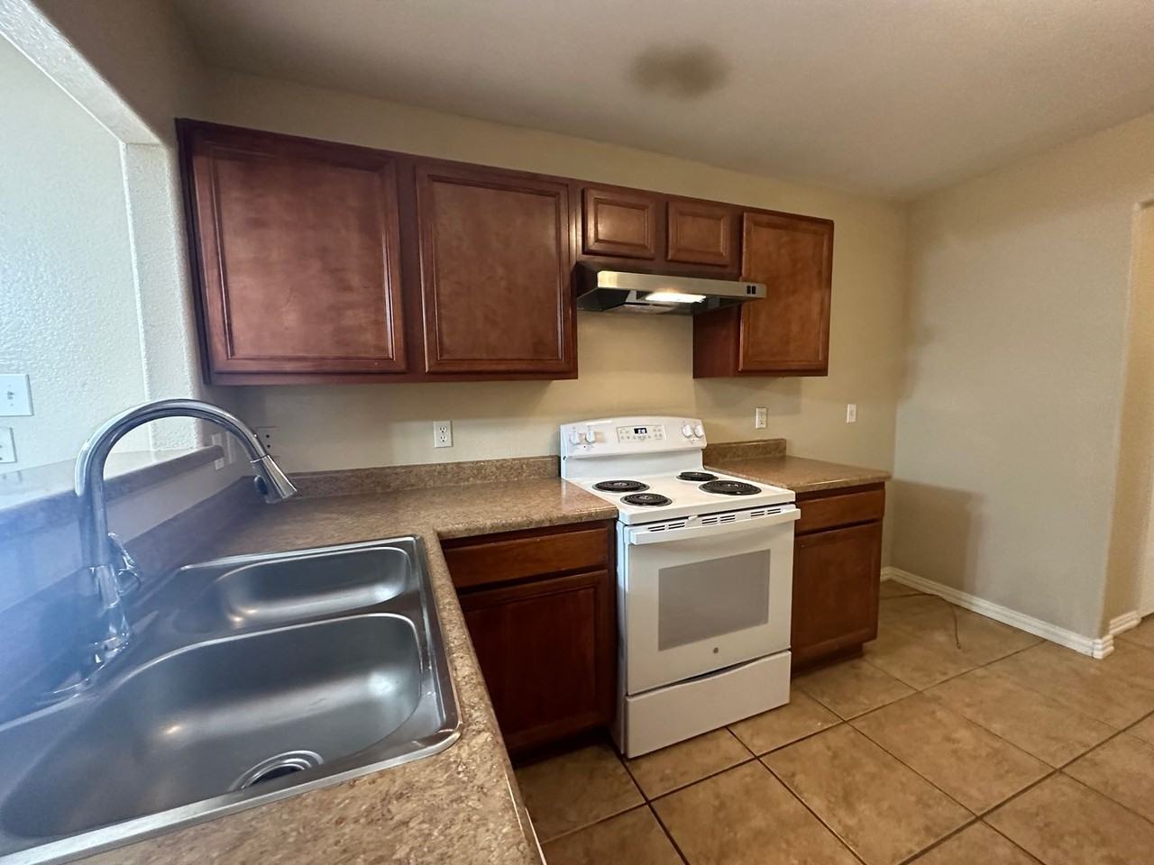 8411 Jaclyn Park - Photo 3 of 36