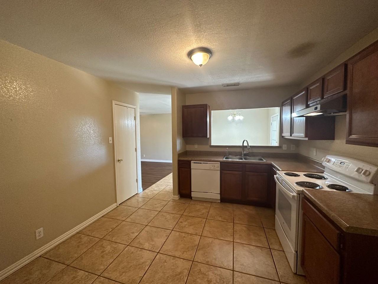8411 Jaclyn Park - Photo 5 of 36
