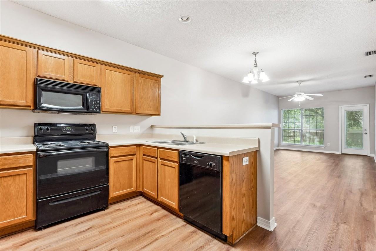 805 Willow Bridge Dr W - Photo 3 of 20