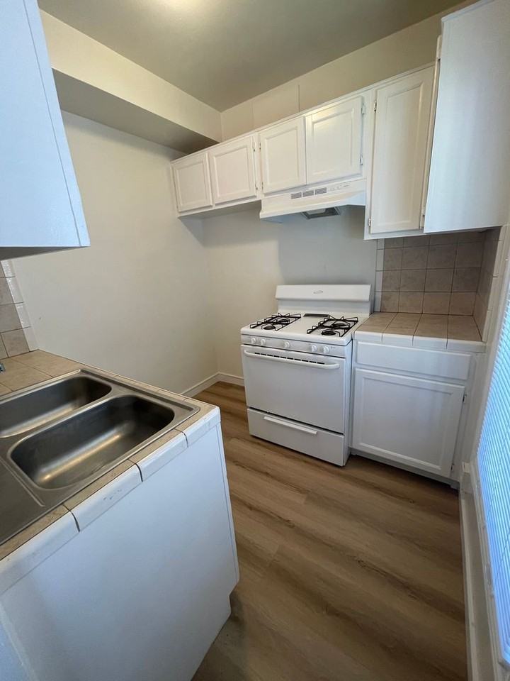 1095 Saint Louis Ave #K - Photo 4 of 8