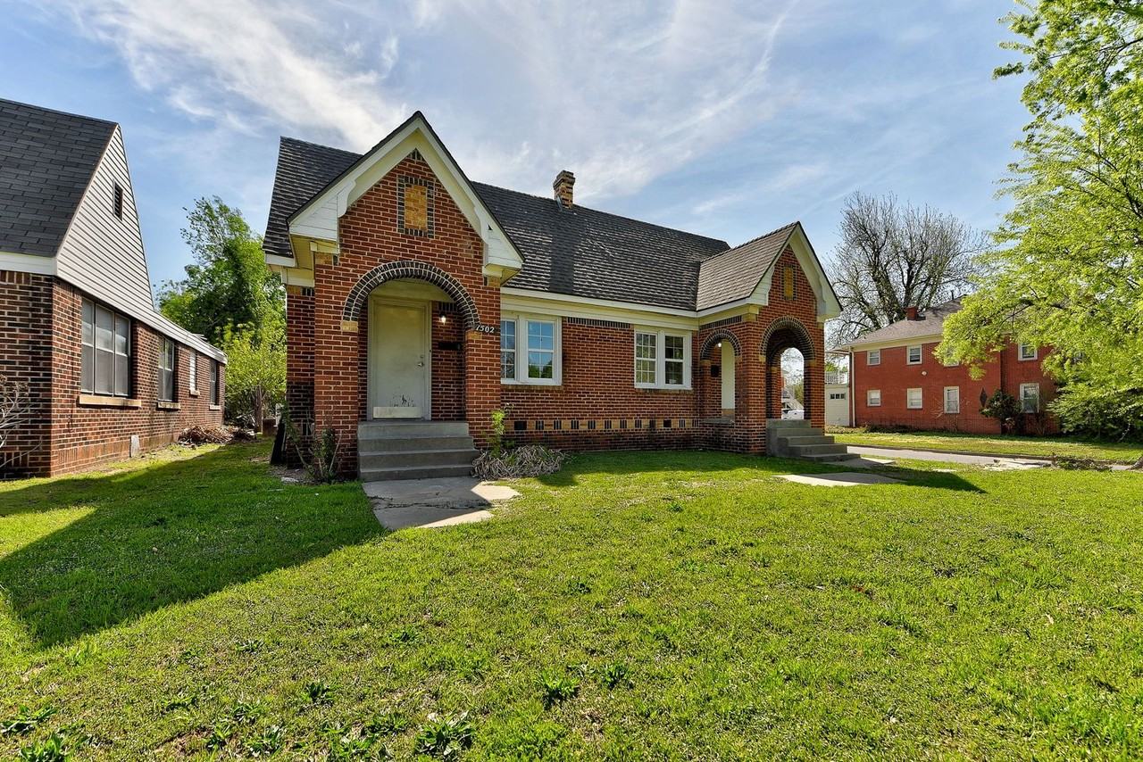 1500 N Drexel Blvd - Photo 2 of 16