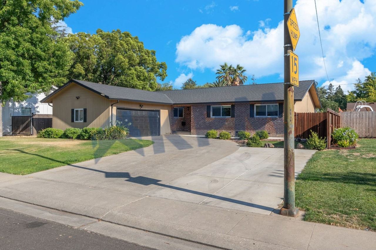 1620 Stanton Way - Photo 3 of 32