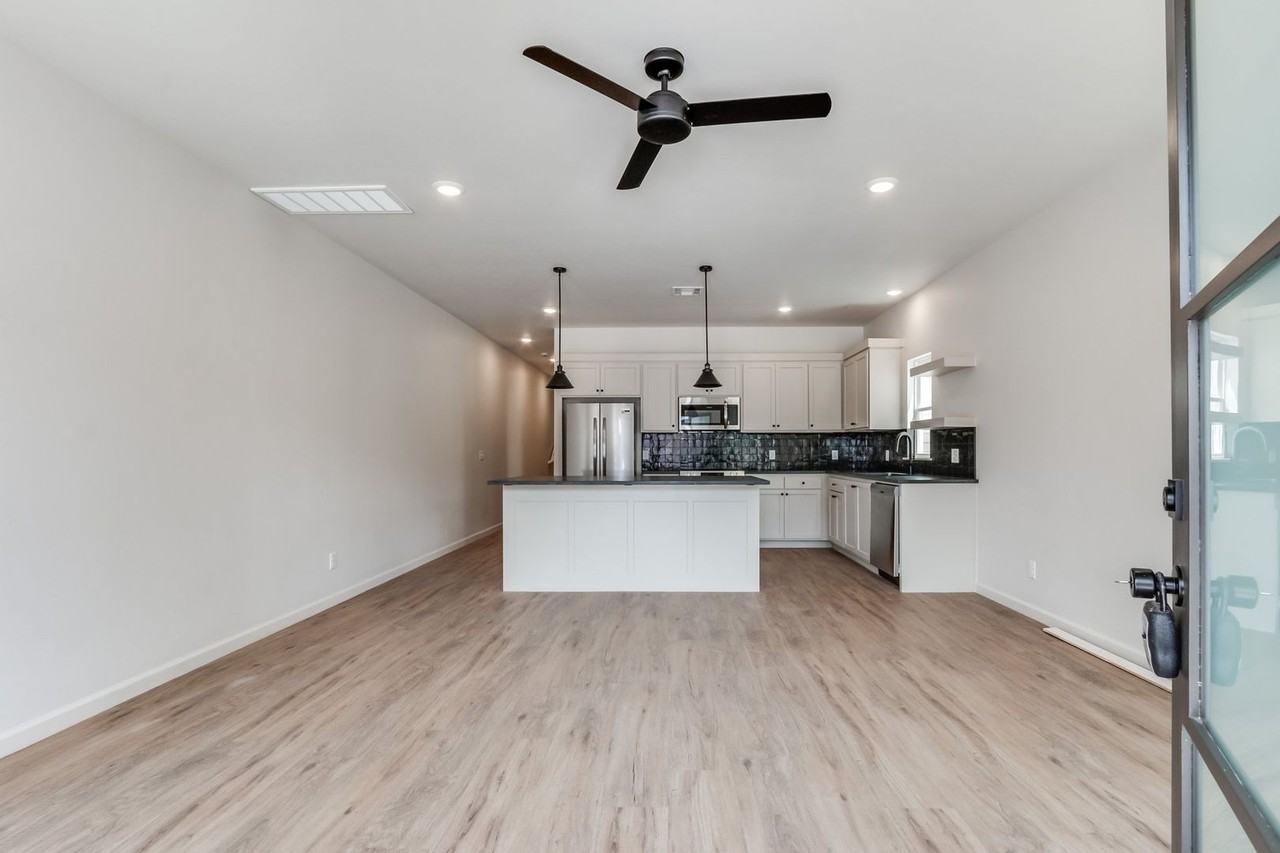 637 W 2nd St - Photo 3 of 30