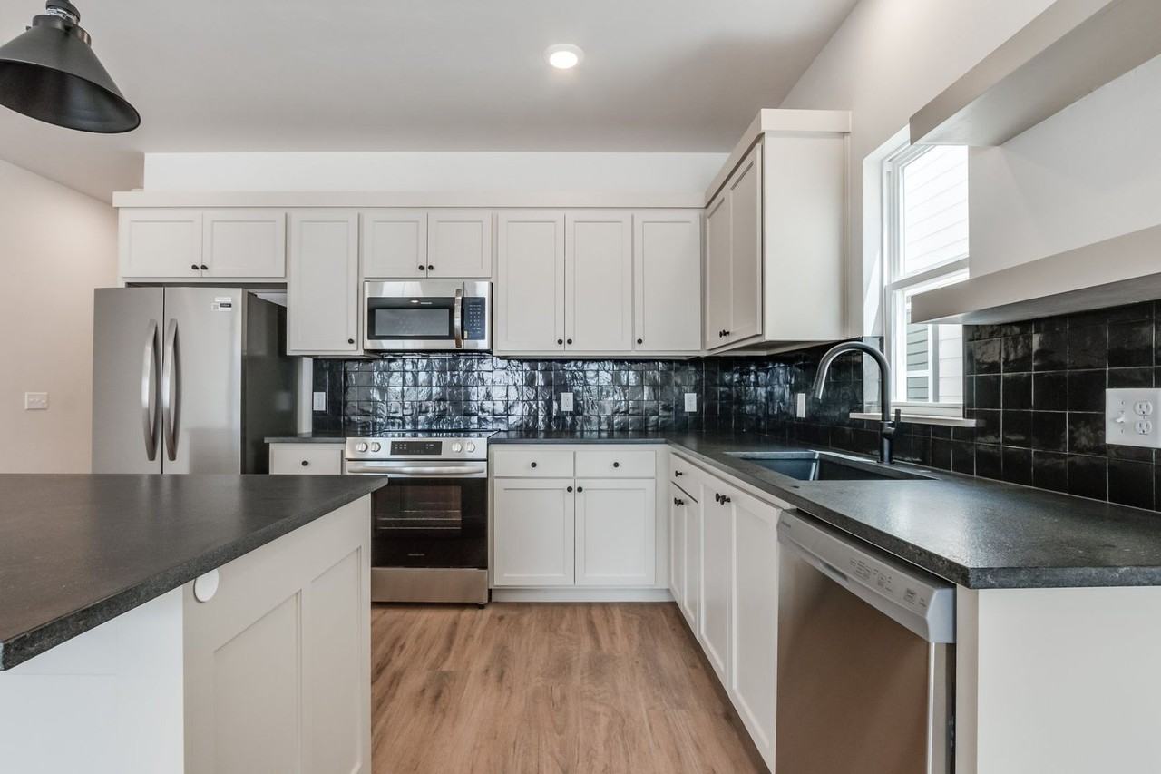 637 W 2nd St - Photo 6 of 30