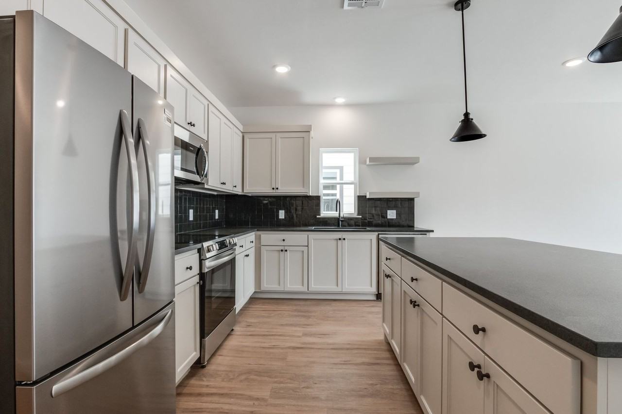 637 W 2nd St - Photo 7 of 30