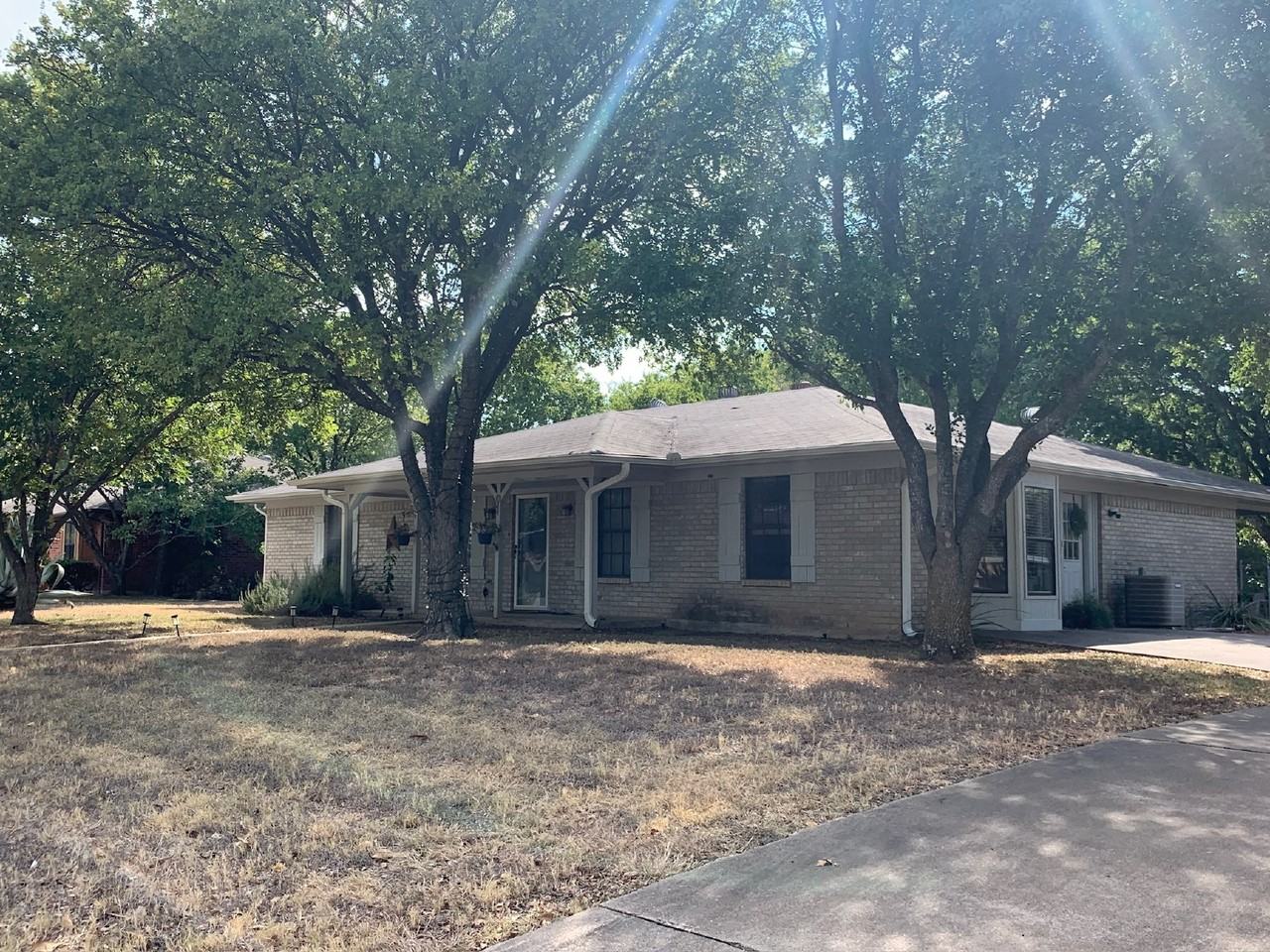 104 York Dr - Photo 2 of 10