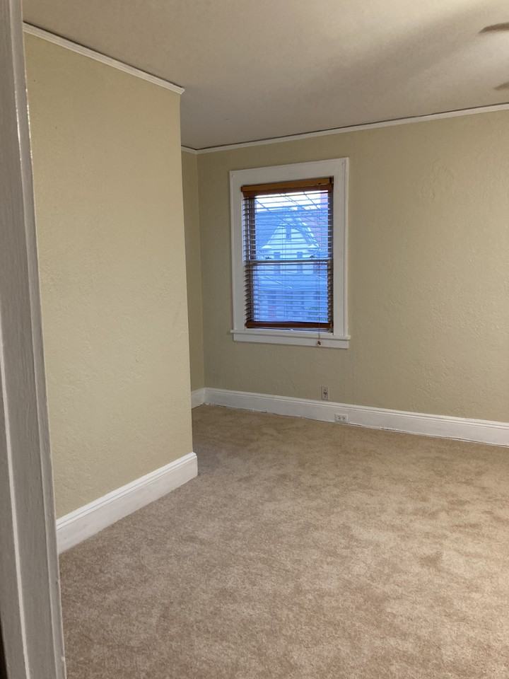 424 Undercliff Ave #1 - Photo 4 of 12