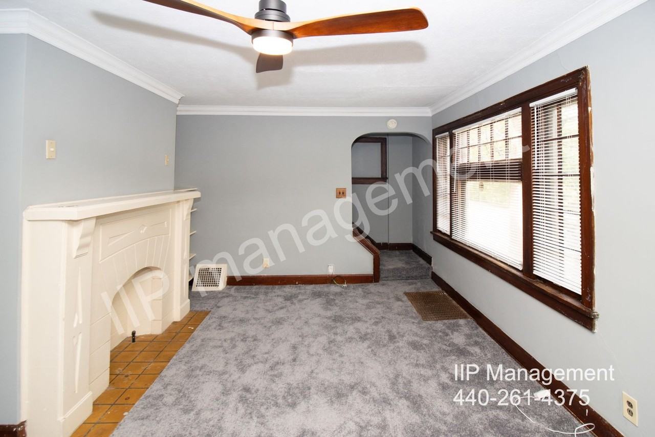 1292 Plainfield Rd - Photo 3 of 18