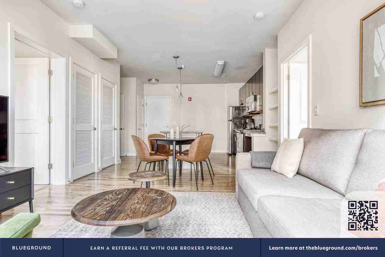 360 H Street Northeast - Photo 4 of 34