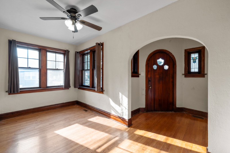 6430 Woodrow Ave - Photo 3 of 20