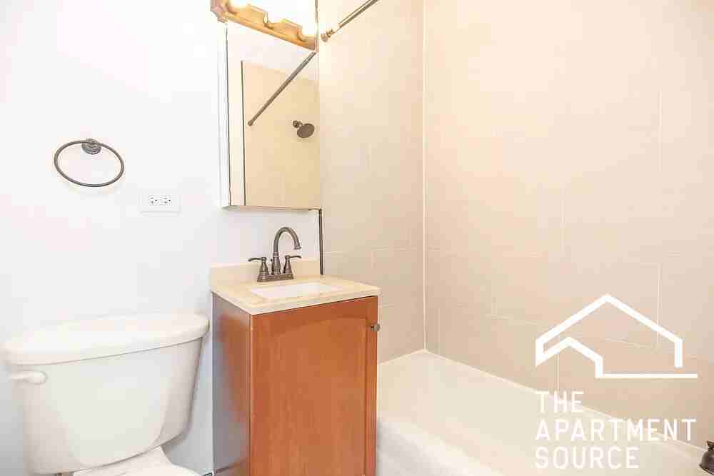 1504 N Dearborn Pkwy #303 - Photo 3 of 7