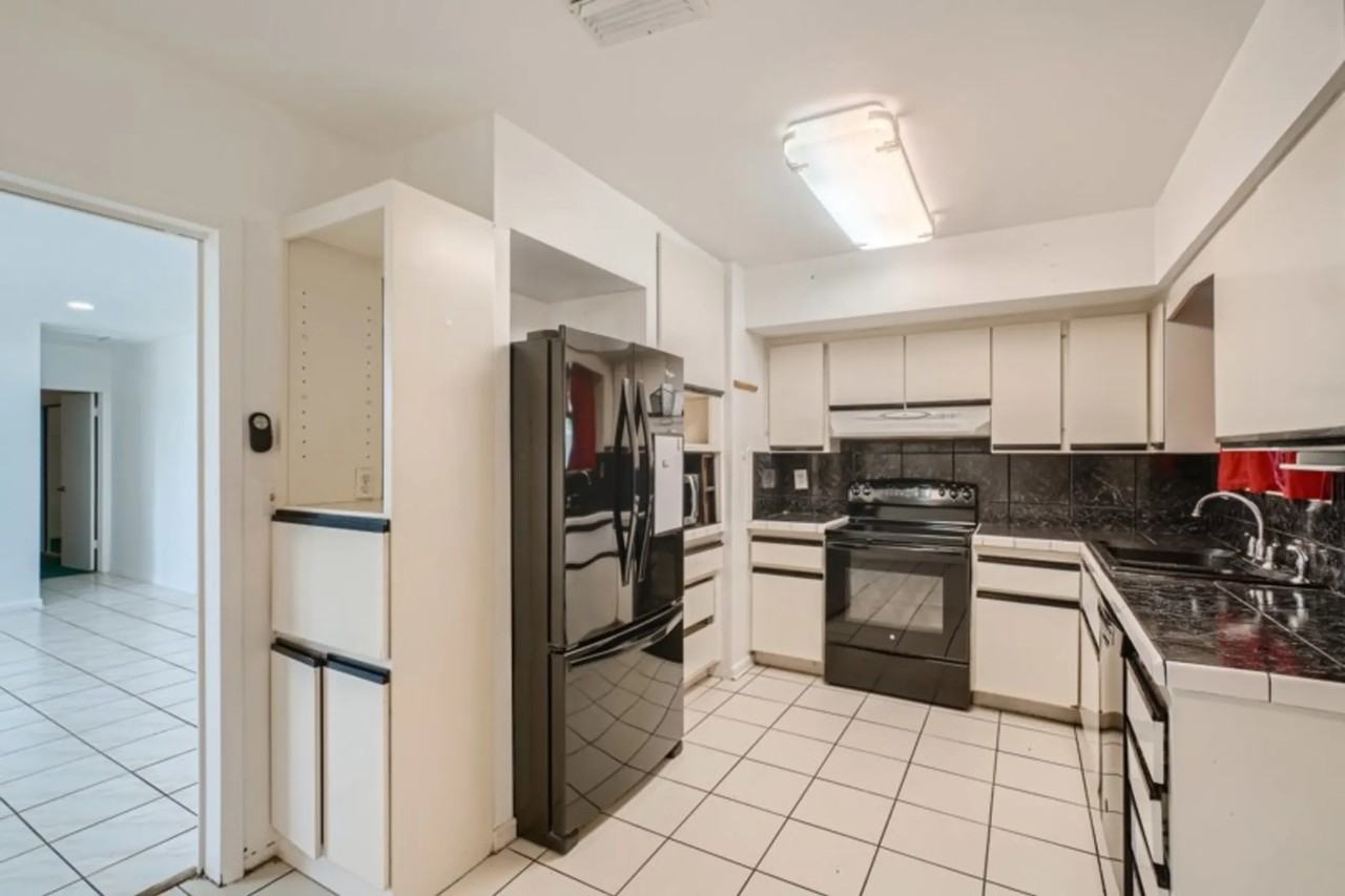 2730 Sw 17th St - Photo 2 of 10