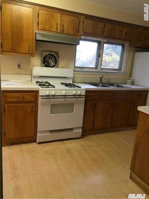 23 Southold Rd - Photo 3 of 11