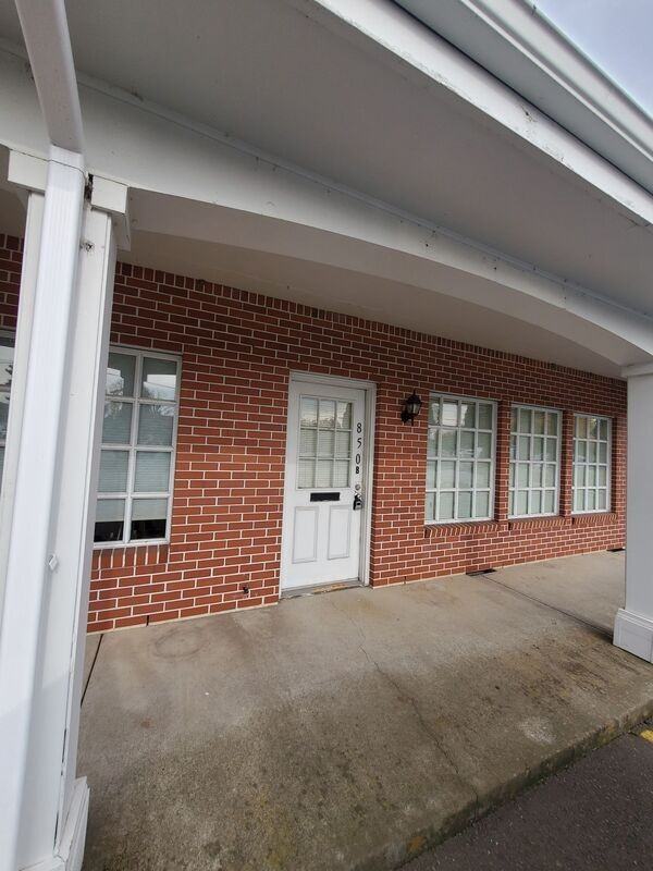 850 Lancaster Dr Se #B - Photo 2 of 11