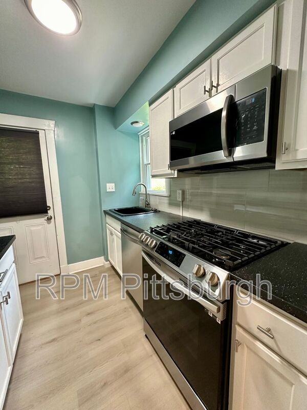 929 Clarissa Street - Photo 6 of 18