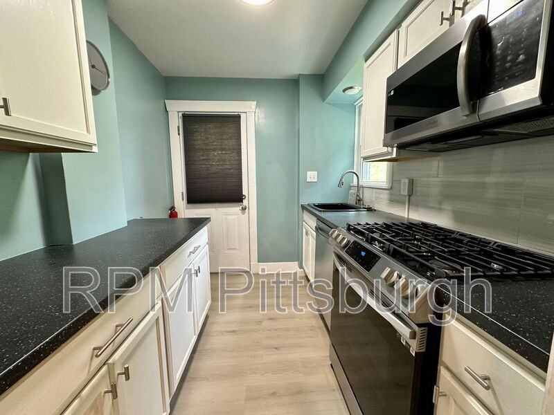 929 Clarissa Street - Photo 7 of 18