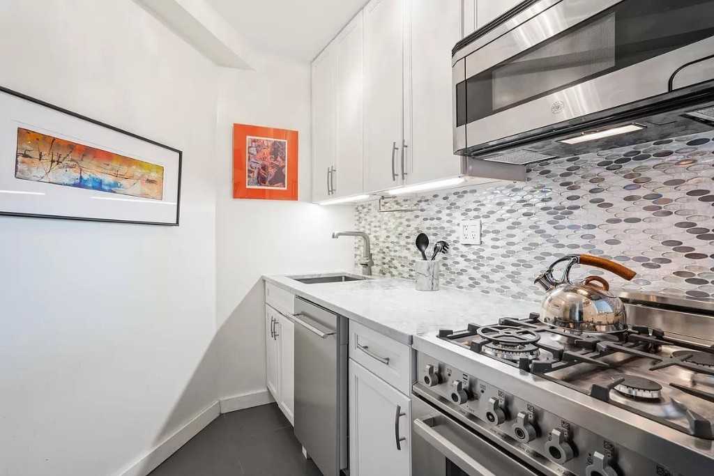 Horatio St #15A - Photo 4 of 19