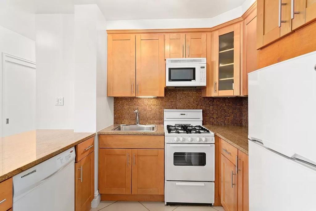 Christopher St #LCC - Photo 3 of 5