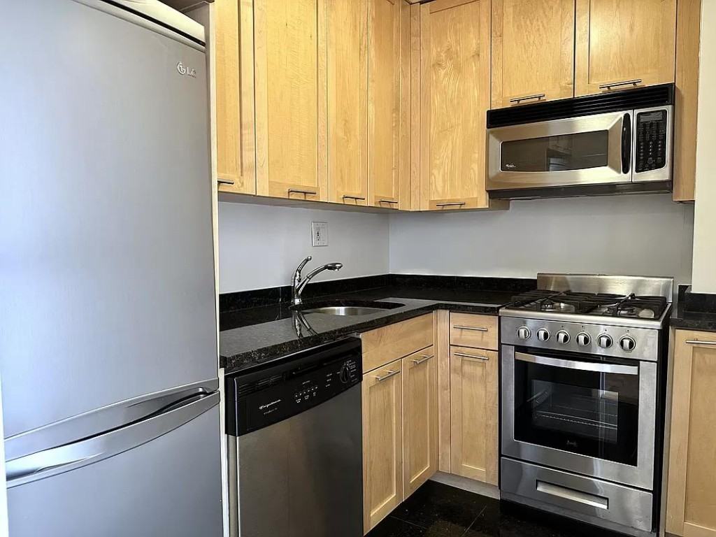 4th Ave #5M - Photo 4 of 10