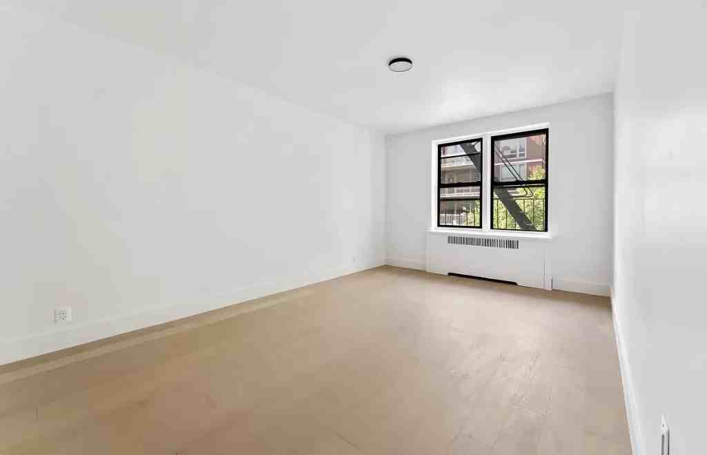 E 12th St #4A - Photo 2 of 8