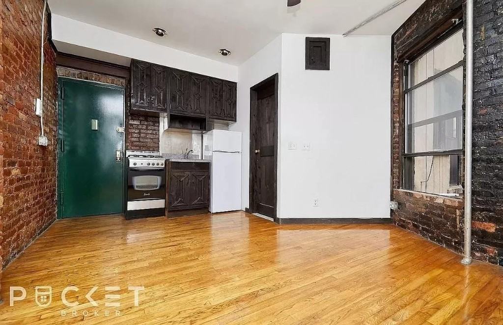 E 14th St #35 - Photo 4 of 7