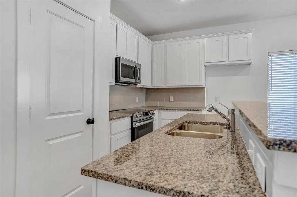 1221 Bells Dr - Photo 3 of 12
