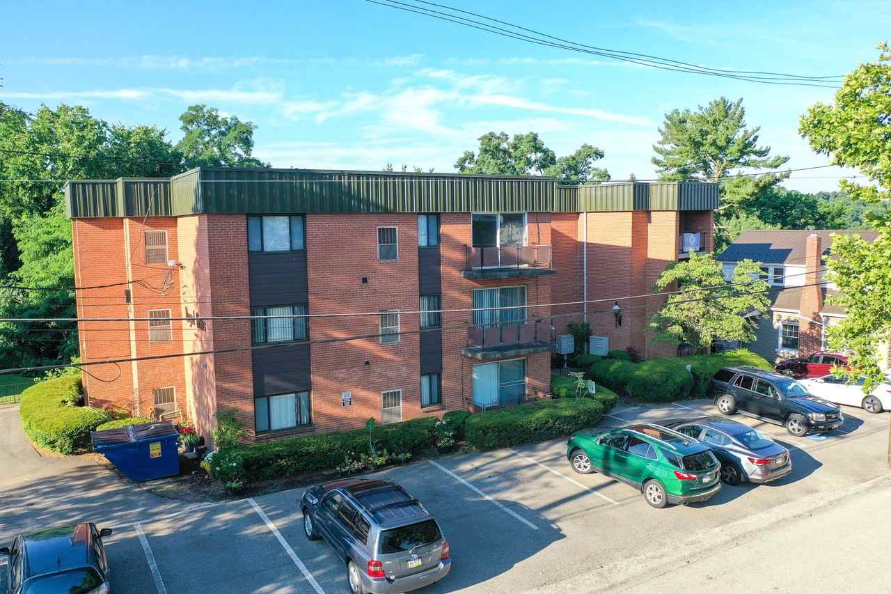 Royal Arms Apartments - Photo 4 of 7