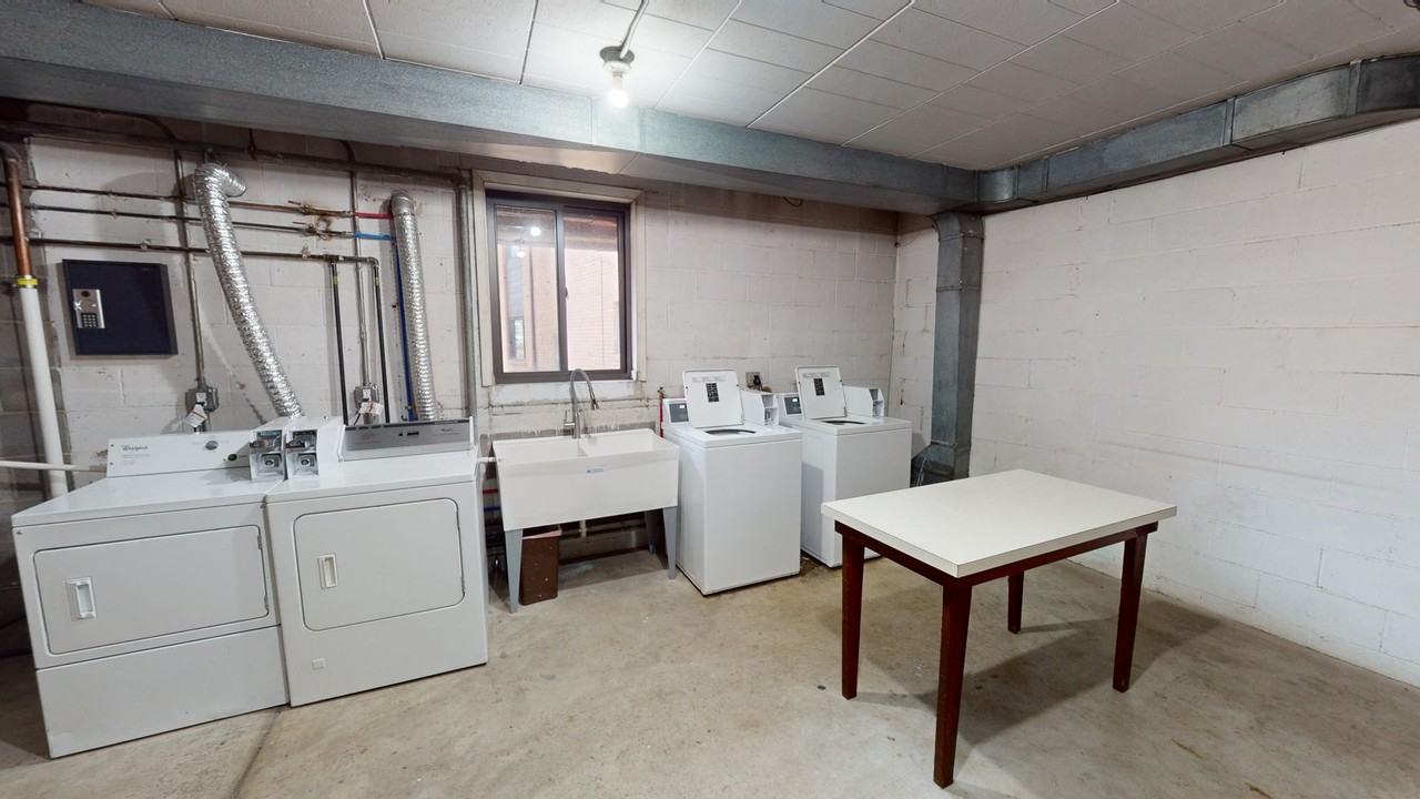 Royal Arms Apartments - Photo 6 of 7