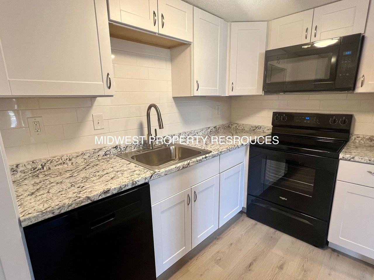 907 Nw Colbern Rd - Photo 3 of 14