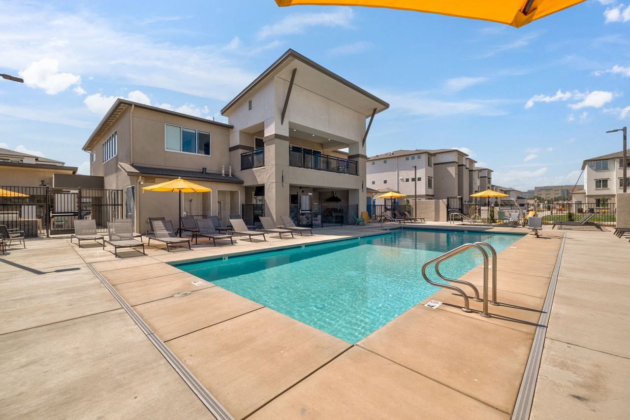 Kinsley Yard - Photo 3 of 50