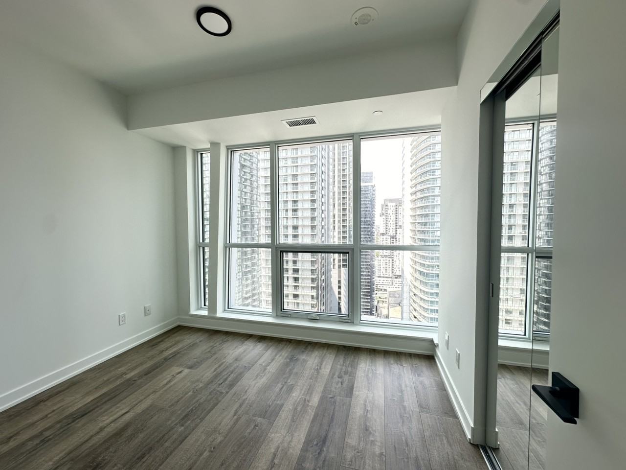 333 King St W - Photo 3 of 16