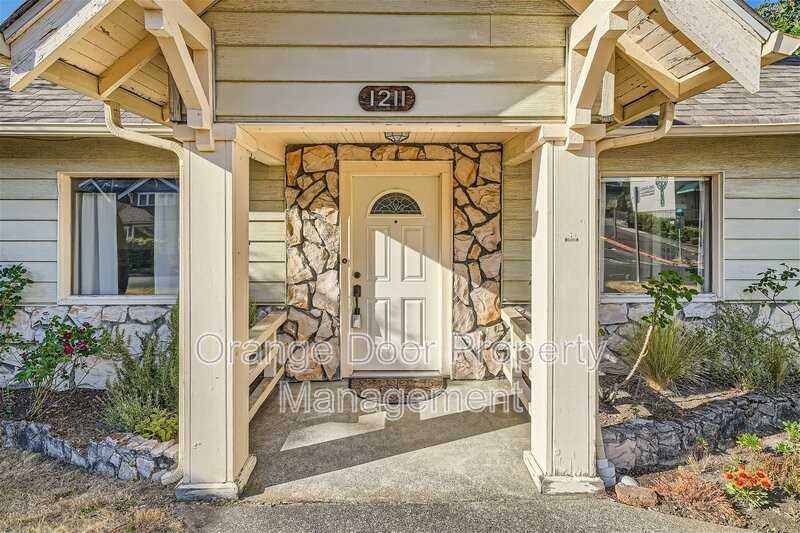 1211 N G St - Photo 3 of 29
