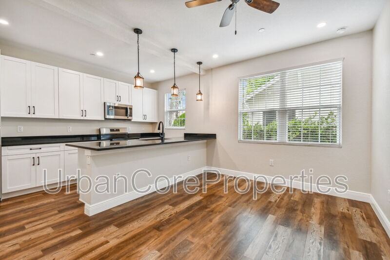 325 15th Ave Ne #13 - Photo 3 of 11