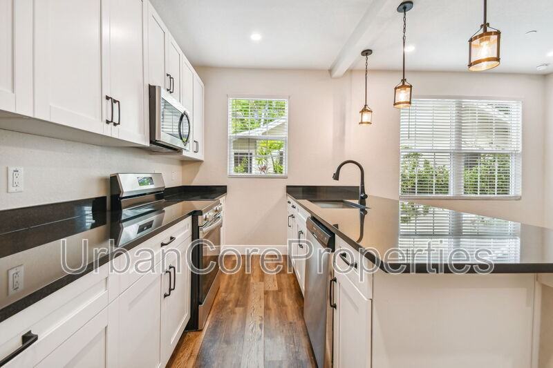 325 15th Ave Ne #13 - Photo 7 of 11