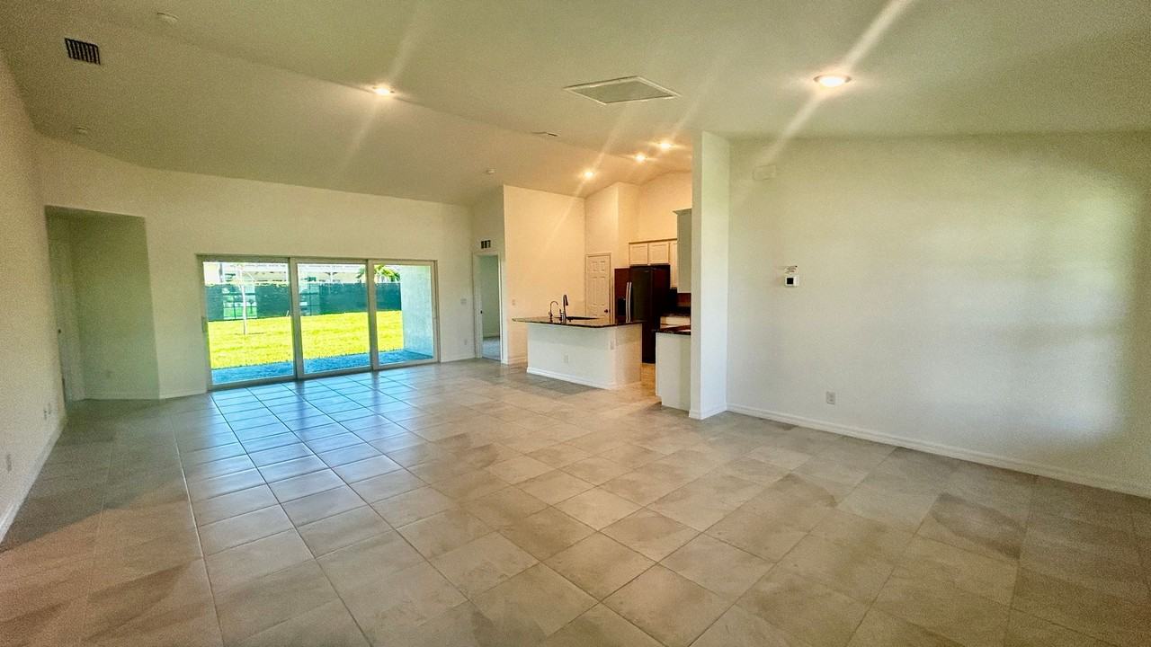 1811 Sw 3rd St - Photo 3 of 22