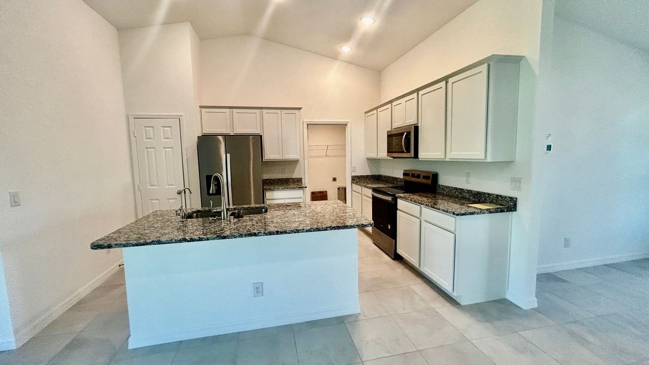 1811 Sw 3rd St - Photo 4 of 22