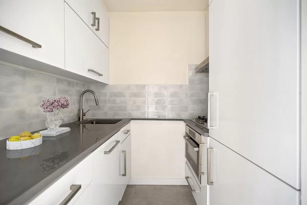 W 21st St #5D - Photo 2 of 8