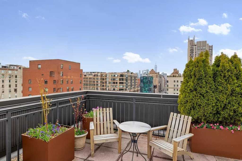 W 21st St #5D - Photo 6 of 8