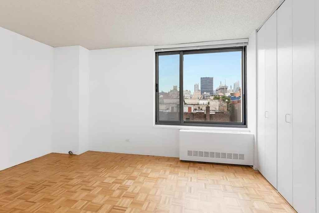 W 17th St #7A - Photo 4 of 8