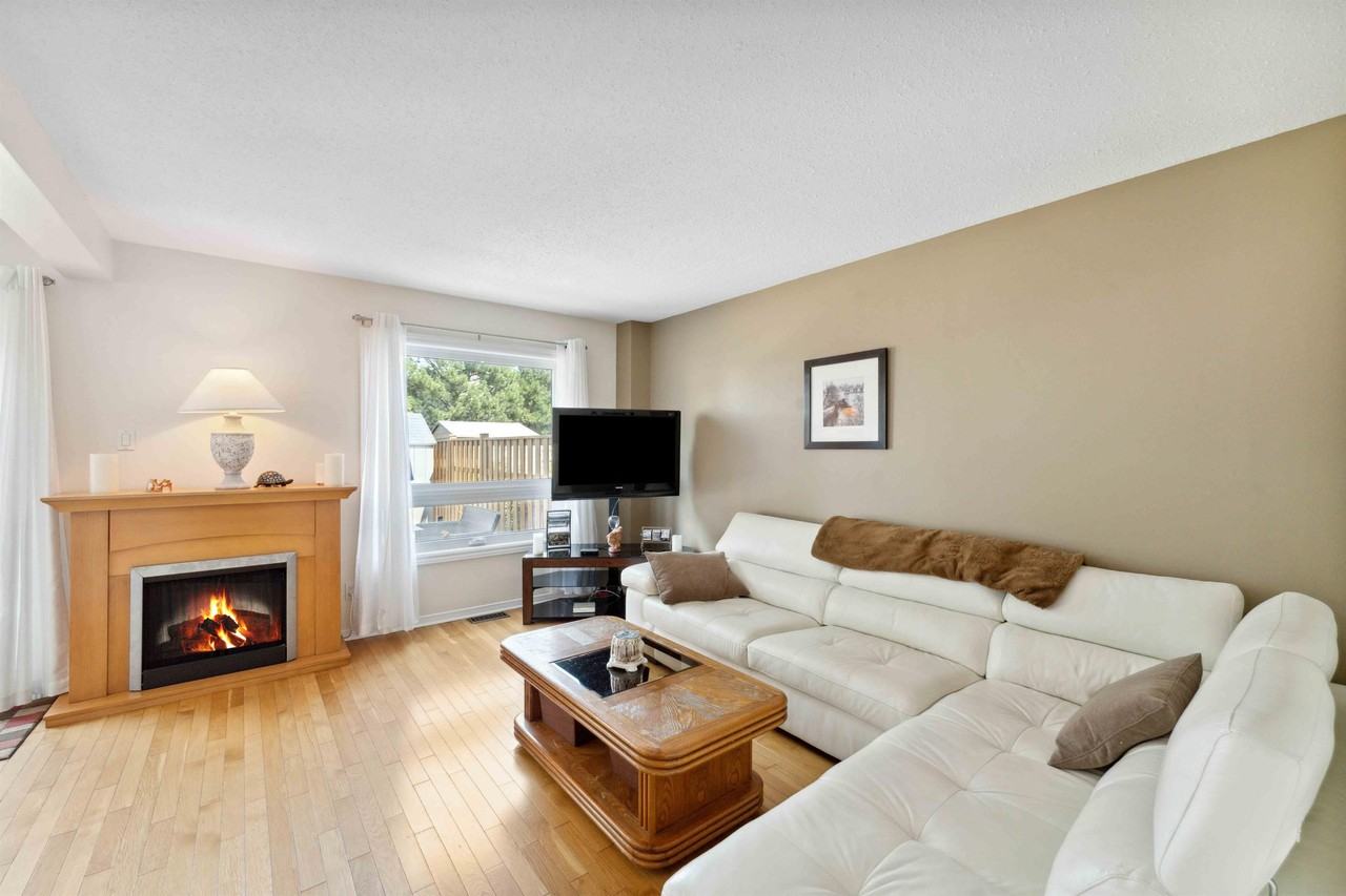 89 Langstrom Cres #1 - Photo 3 of 11