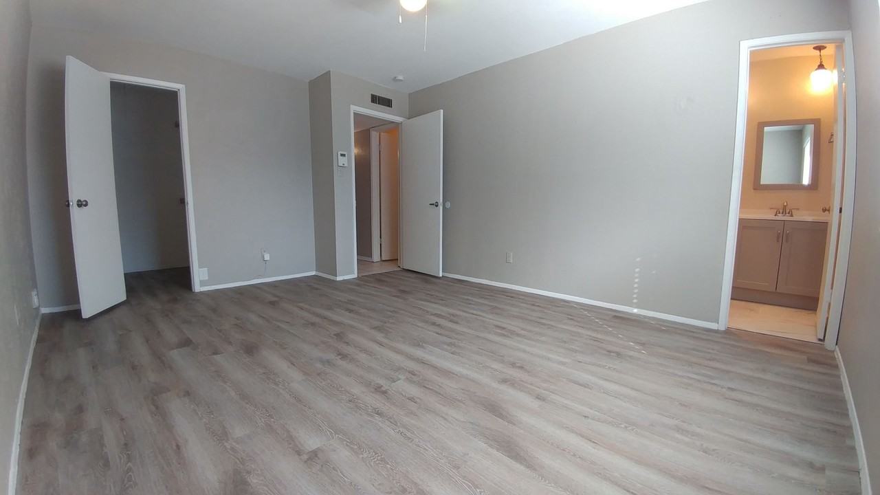 3130 San Diego Dr - Photo 3 of 19